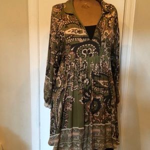 Multicolored dress w/dolman sleeves and V neck